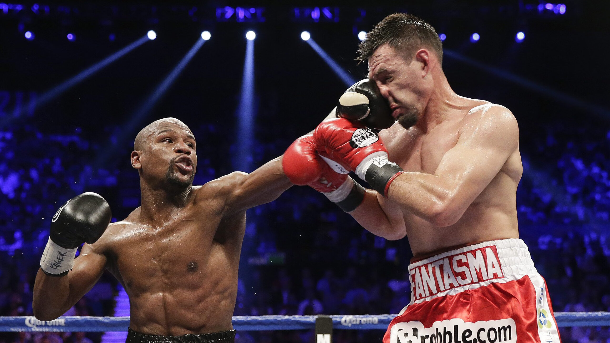 赛场上风云变幻,各路明星球员竞技激烈,球员登场